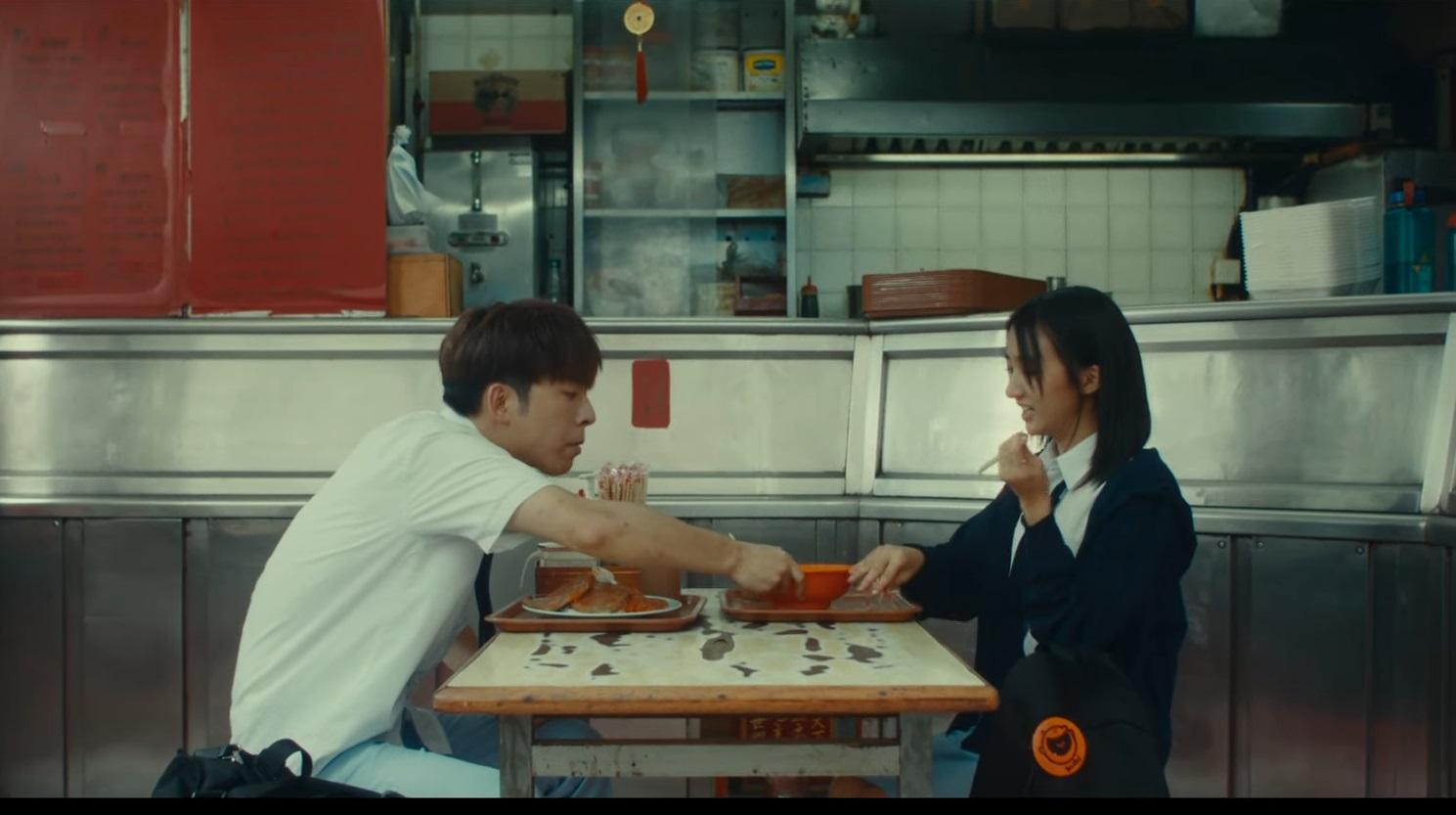 在MV中的Edan和Natalie感情要好,甚至搶對方的食物吃。