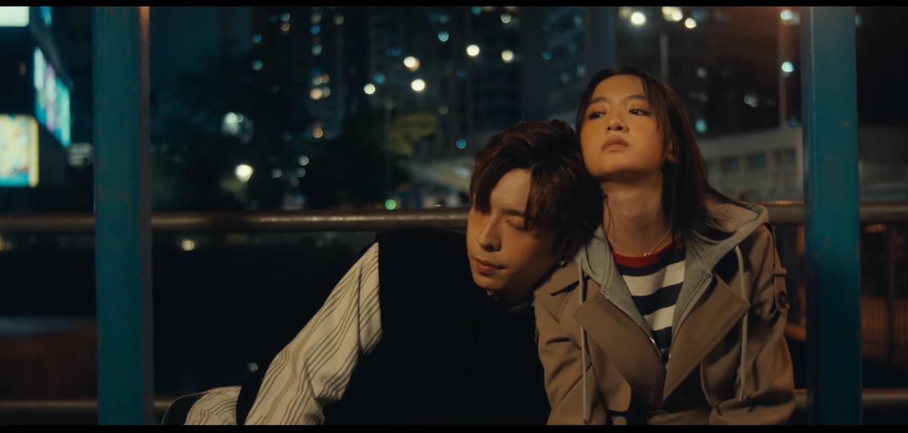 Edan失戀飲到半醉,依在Natalie肩膊。