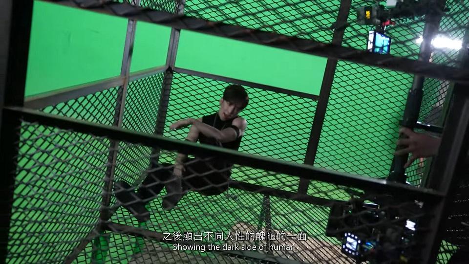 MV中搭升降機一幕,Anson Lo要有型地摸生銹鐵籠,𠝹到隻手爆血。