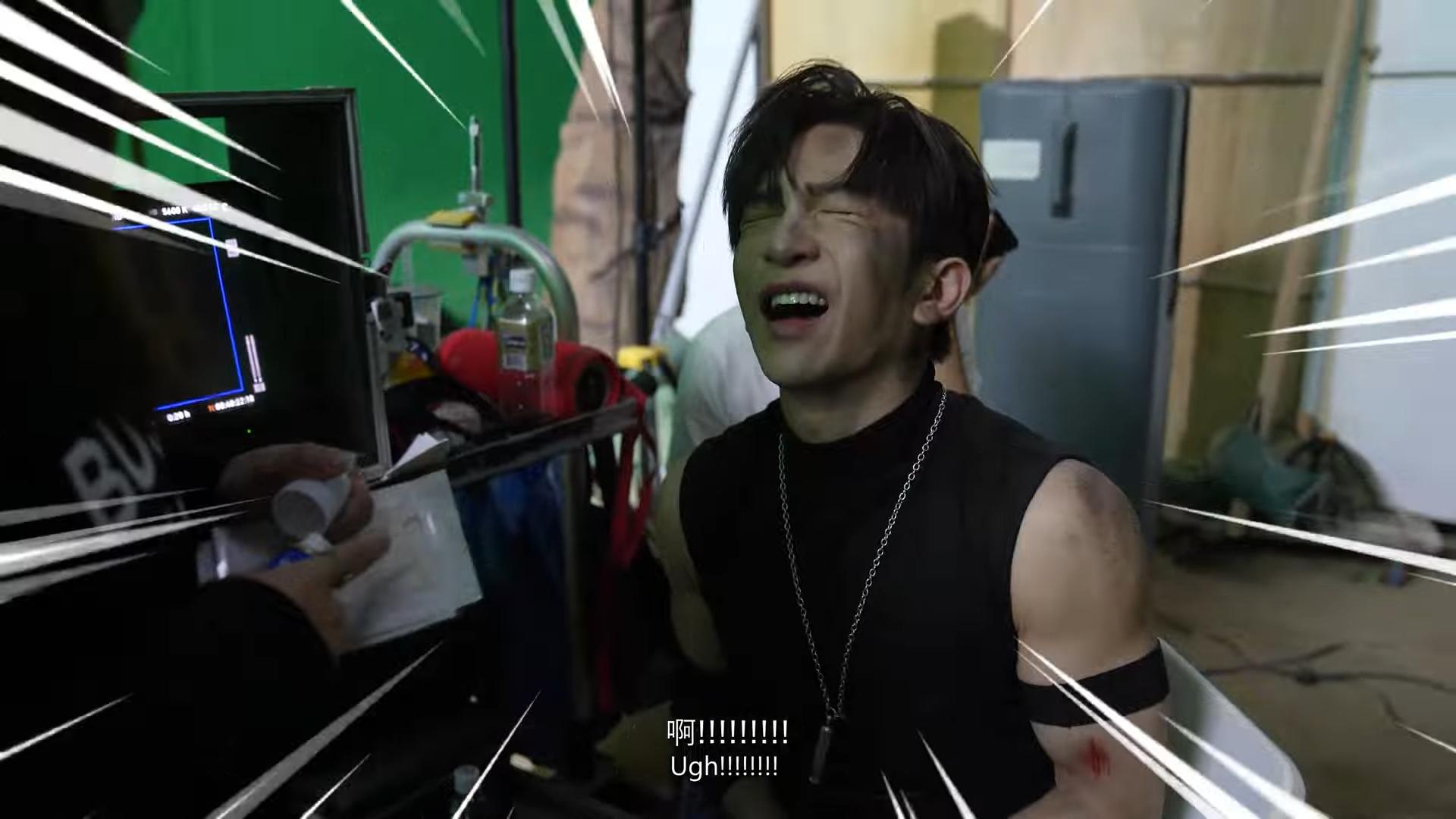 工作人員替Anson Lo治理傷口時,他痛到慘叫。