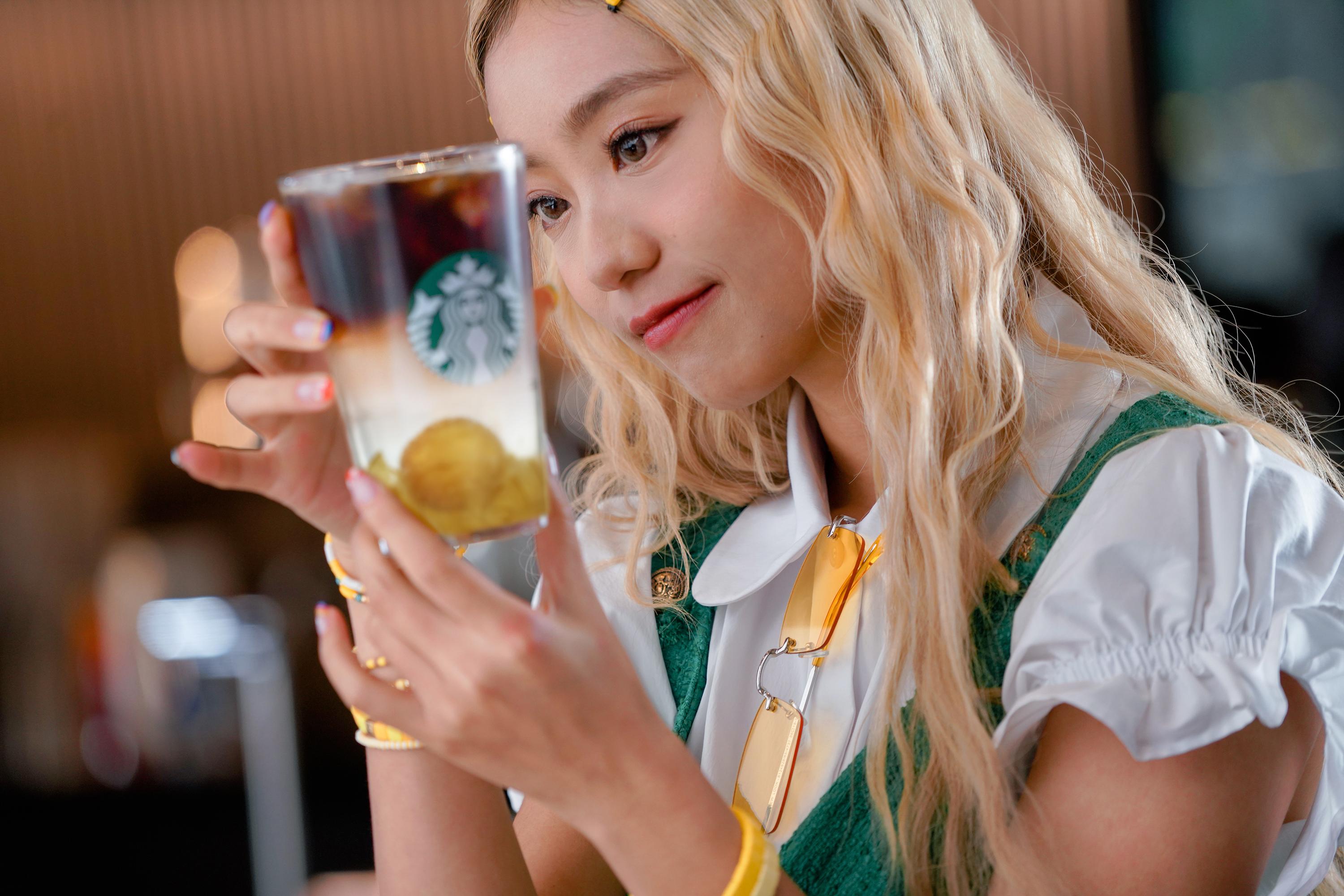 形象百變的 Jace 會在不同的星巴克分店中遊走啟發靈感