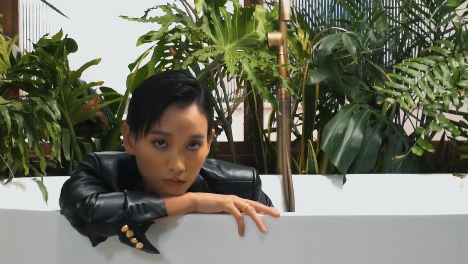 阿談型格上陣拍廣告,令人一改對傳統金飾的印象。