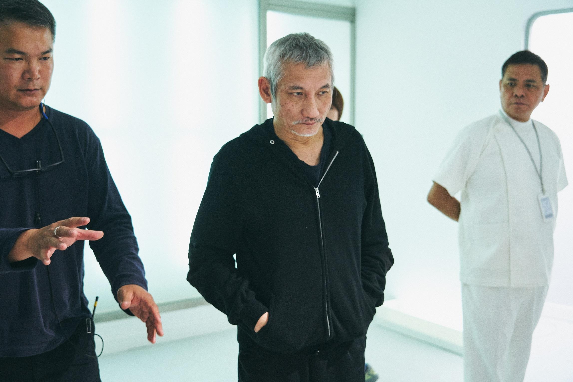 在《七人樂隊》中,徐克執導短片《深度對話》。