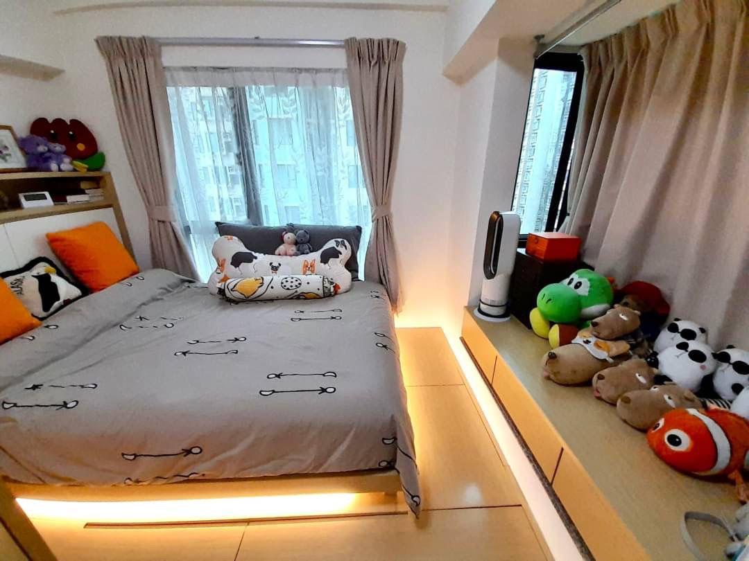 主人房設有地台,窗台亦加建了儲物櫃,實用美觀。