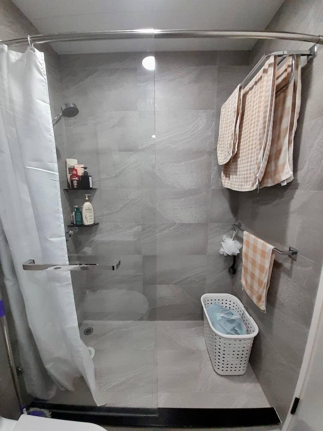 浴室採透明玻璃門企缸設計。