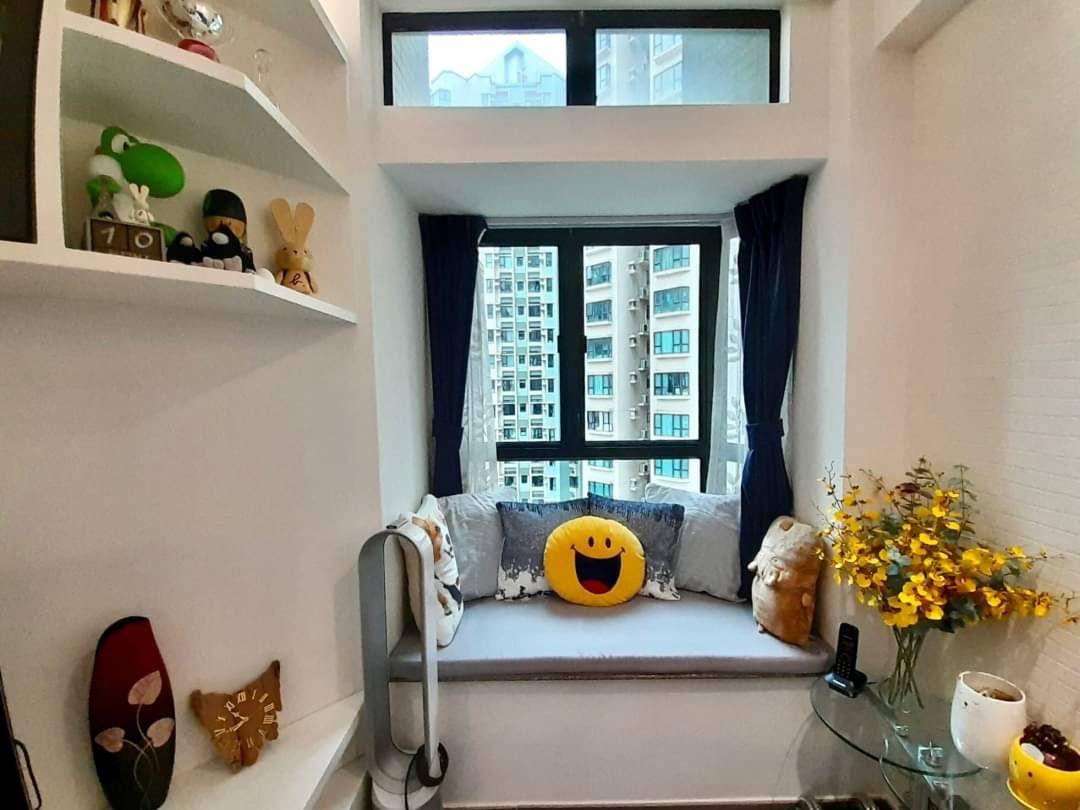 窗台加設軟墊和咕𠱸作梳化用途,沒有浪費窗台空間。