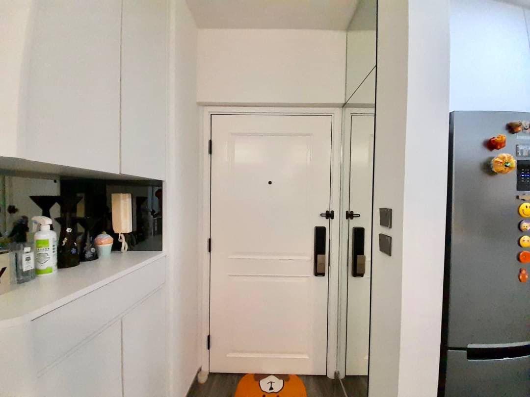 玄關位裝修落地大鏡、鞋櫃和儲物櫃。