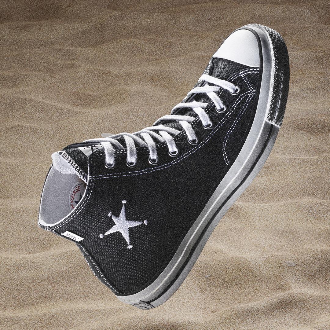 CONVERSE x Stüssy Chuck 70 $899 此次合作重新演繹Converse 90年代曾推出的麻布材質Chucks鞋款,全新的黑色麻布材質 One Star 和 Chuck 70,展現獨特的街頭色彩:在設計上,黑色的鞋面與白色縫線形成鮮明對比,系列鞋款更採用了未上漆的原始圍邊膠條,而刺繡的星星標誌等定制細節更成為系列的點睛之處。