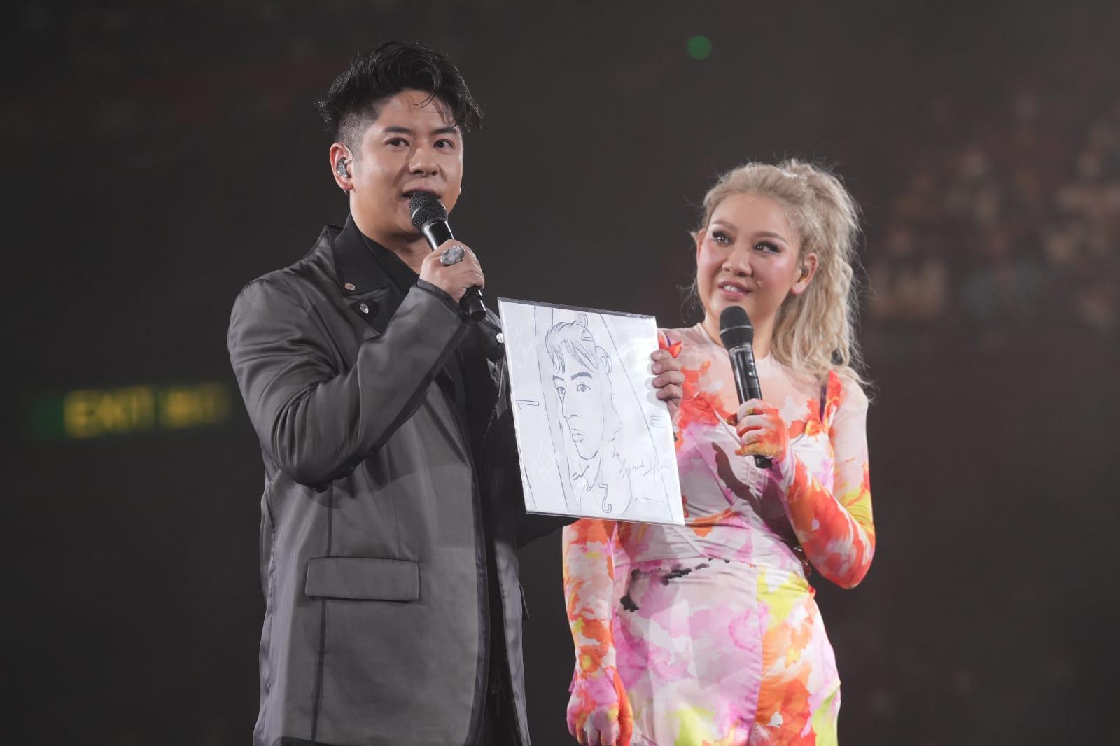 Joyce獲Alfred送贈手繪畫,兩人談起識於微時的往事。