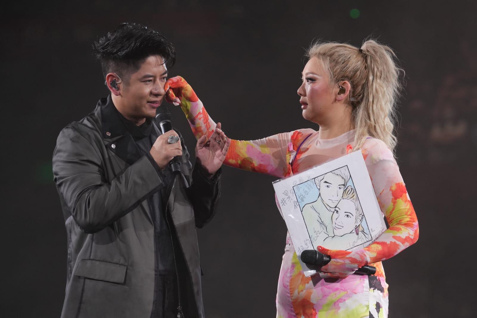 兩人一齊經歷人生起跌,感動落淚。