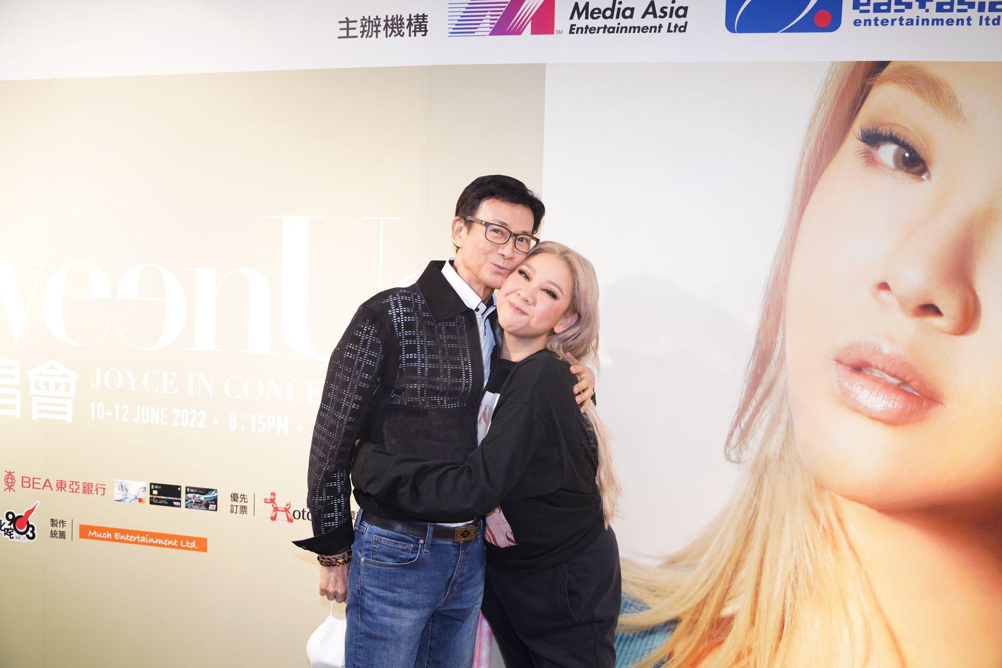 秋官捧場,完騷後兩父女合照。