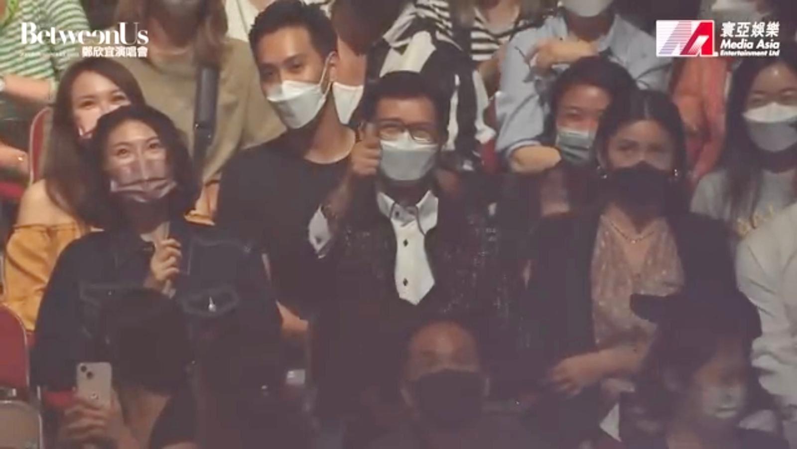 看到Joyce獲送戒指,秋官舉手指公讚好。