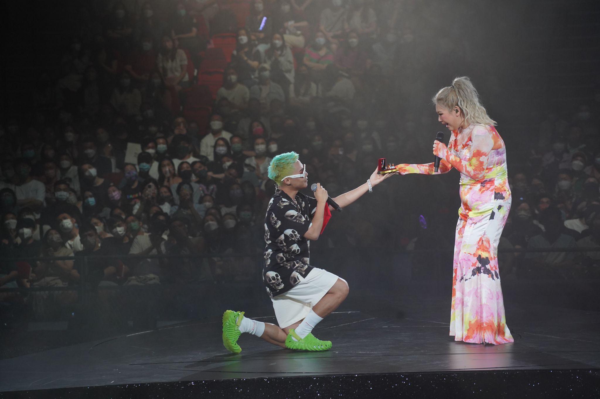 Gareth. T單膝脆下送戒指。