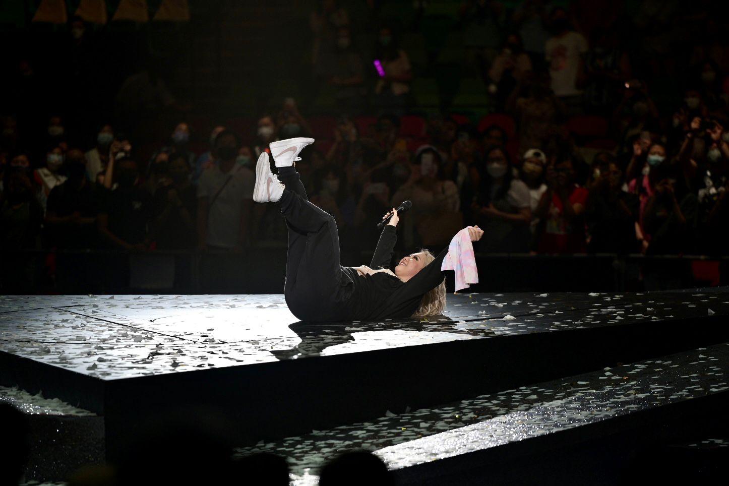 三度encore樂迷仍不肯離去,Joyce以便服出場,滾地與觀眾說笑。