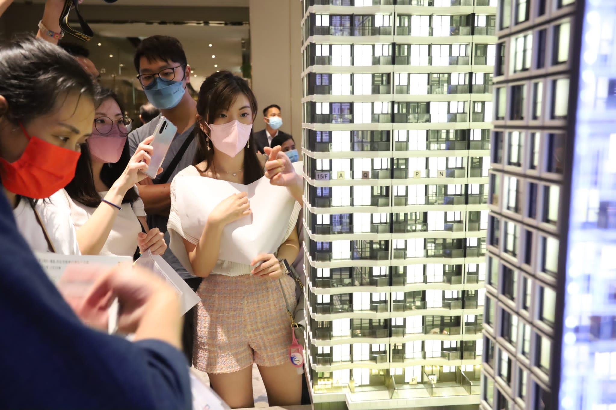 截至今日下午3時半,必嘉坊.曦匯累收約506票,超額認購6.4倍。(鍾式明攝)