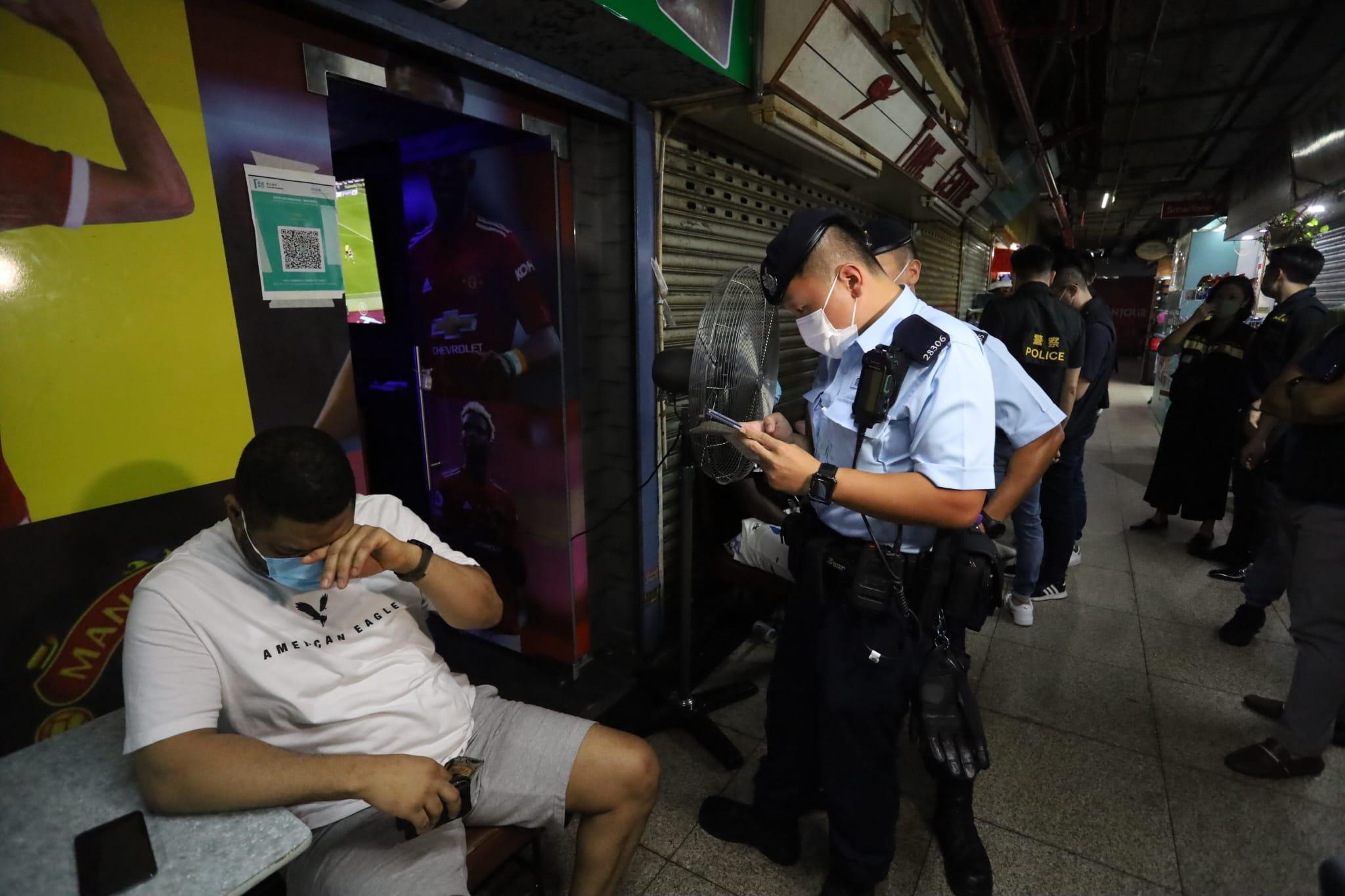 大批警員、入境處及海關人員展開聯合行動,在重慶大廈及附近截查可疑人士。(鍾式明攝)