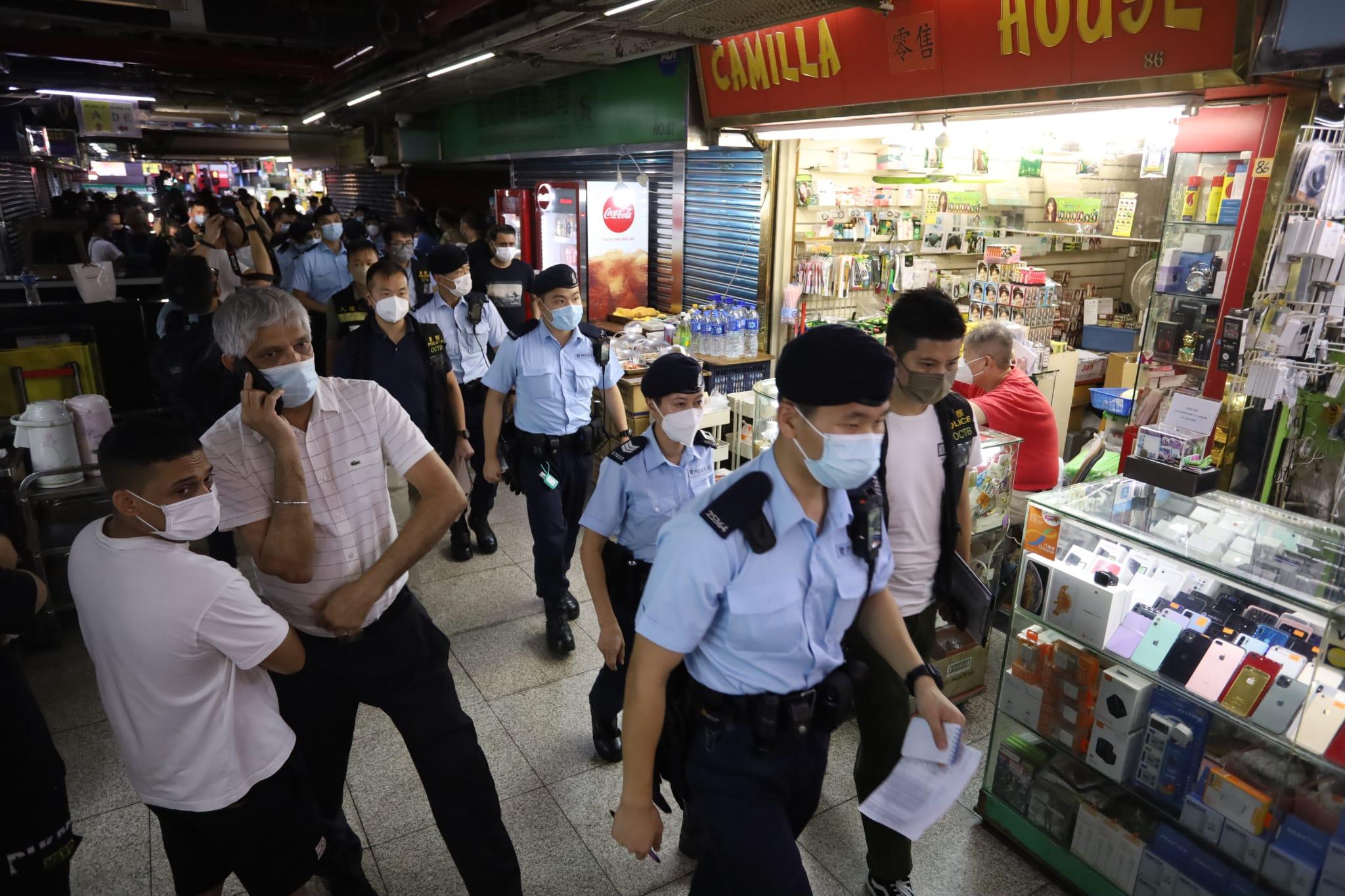 大批警員、入境處及海關人員展開聯合行動,在重慶大廈及附近截查可疑人士。(鍾式明攝)