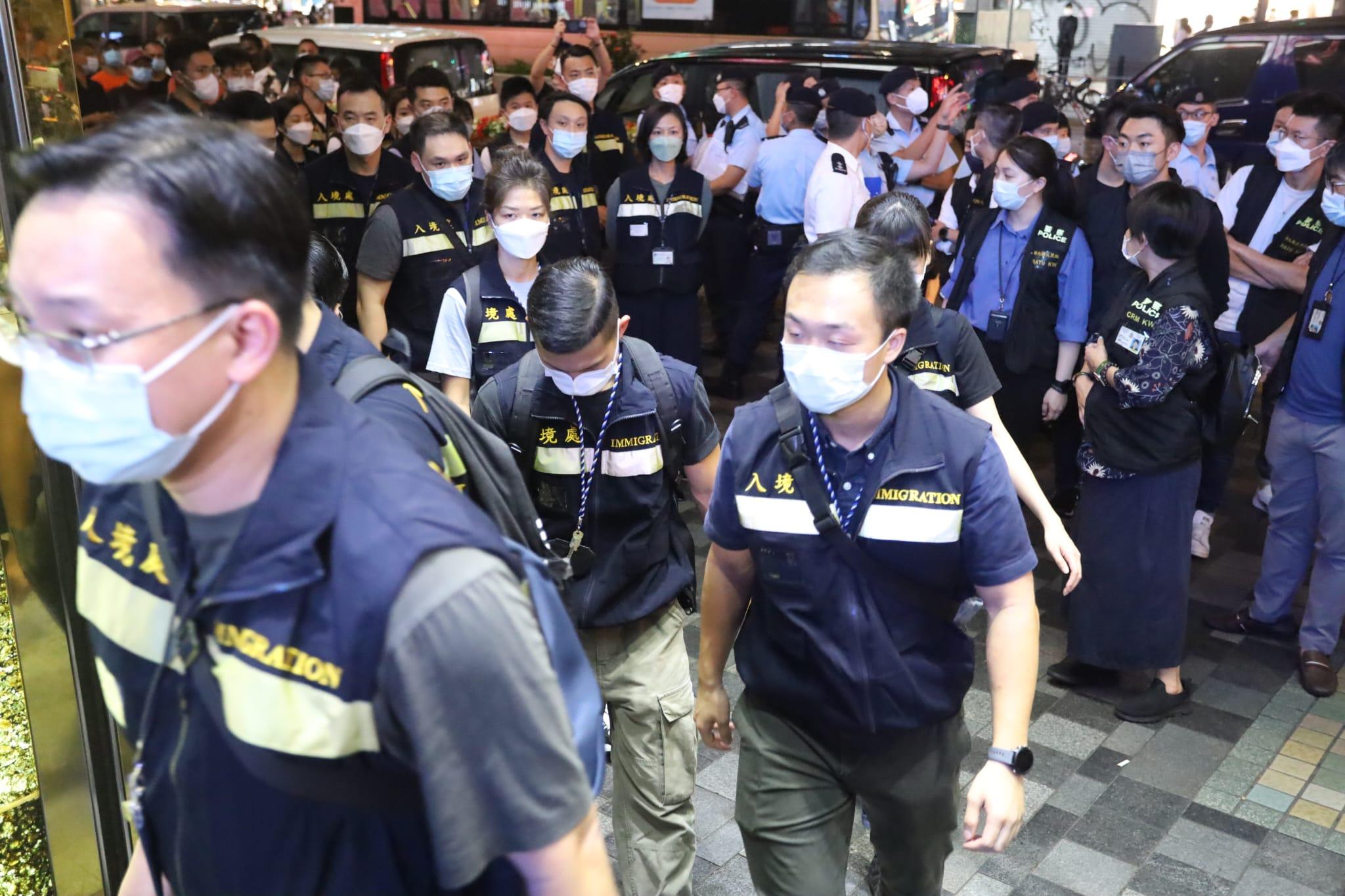 大批警員、入境處及海關人員展開聯合行動,在重慶大廈及附近截查可疑人士。(鍾式明攝)