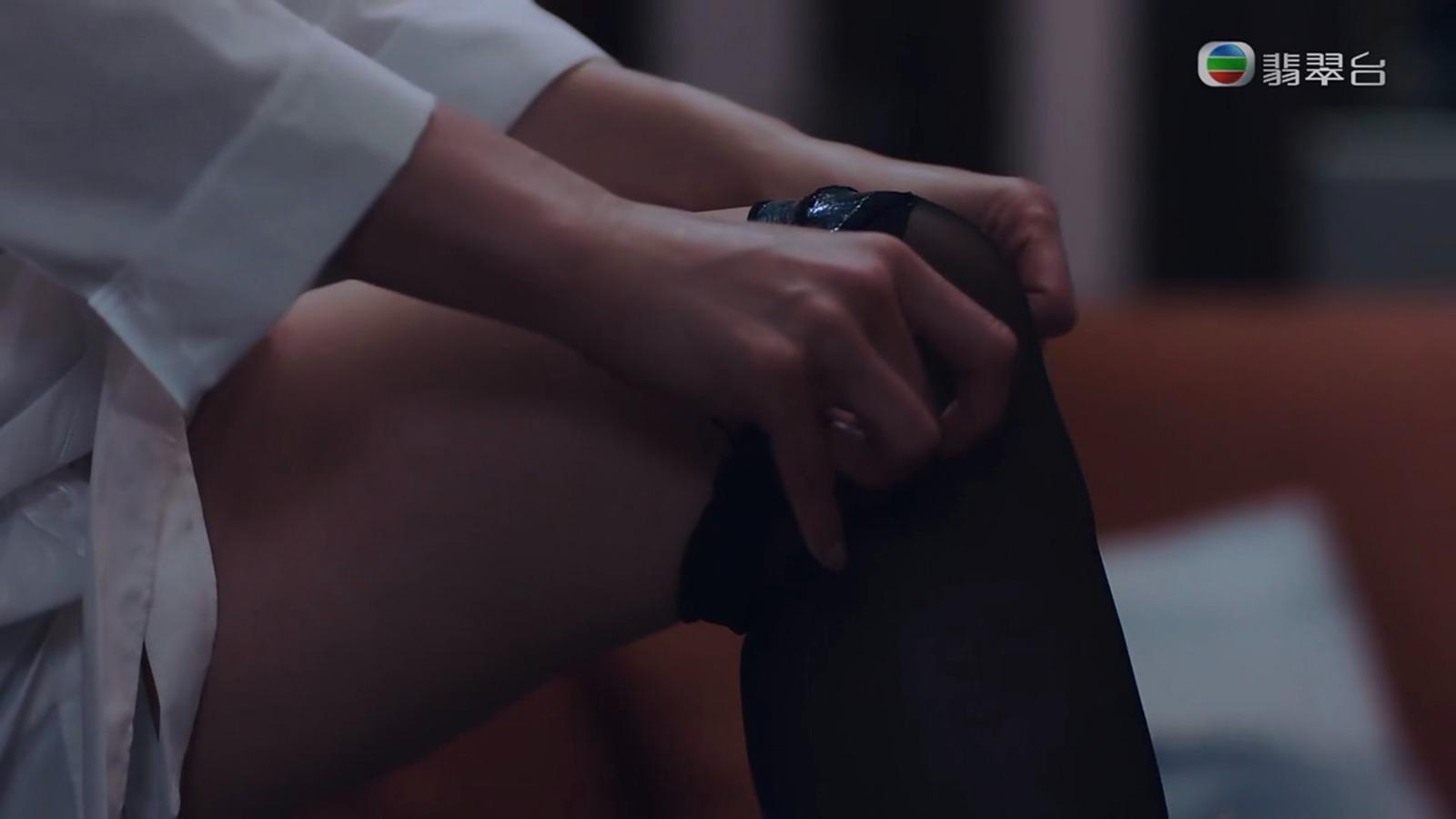 趙希洛脫下喱士黑絲襪色誘譚俊彥。