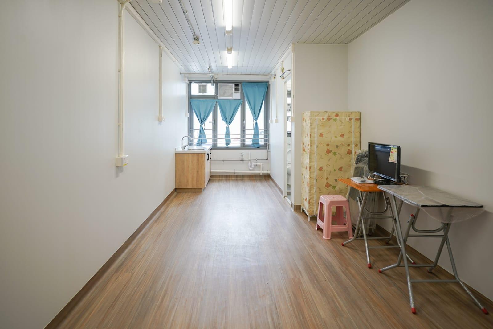 林鄭月娥及陳帆出席參觀元朗過渡性房屋項目「博愛江夏圍村」第一期單位。(李睿哲攝)