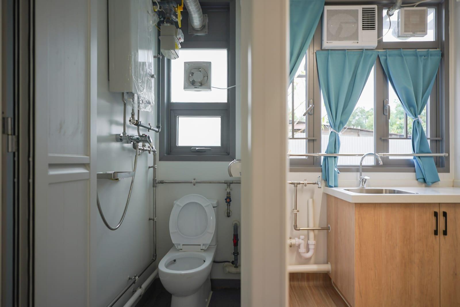 林鄭月娥及陳帆出席參觀元朗過渡性房屋項目「博愛江夏圍村」第一期單位。(李睿哲攝)