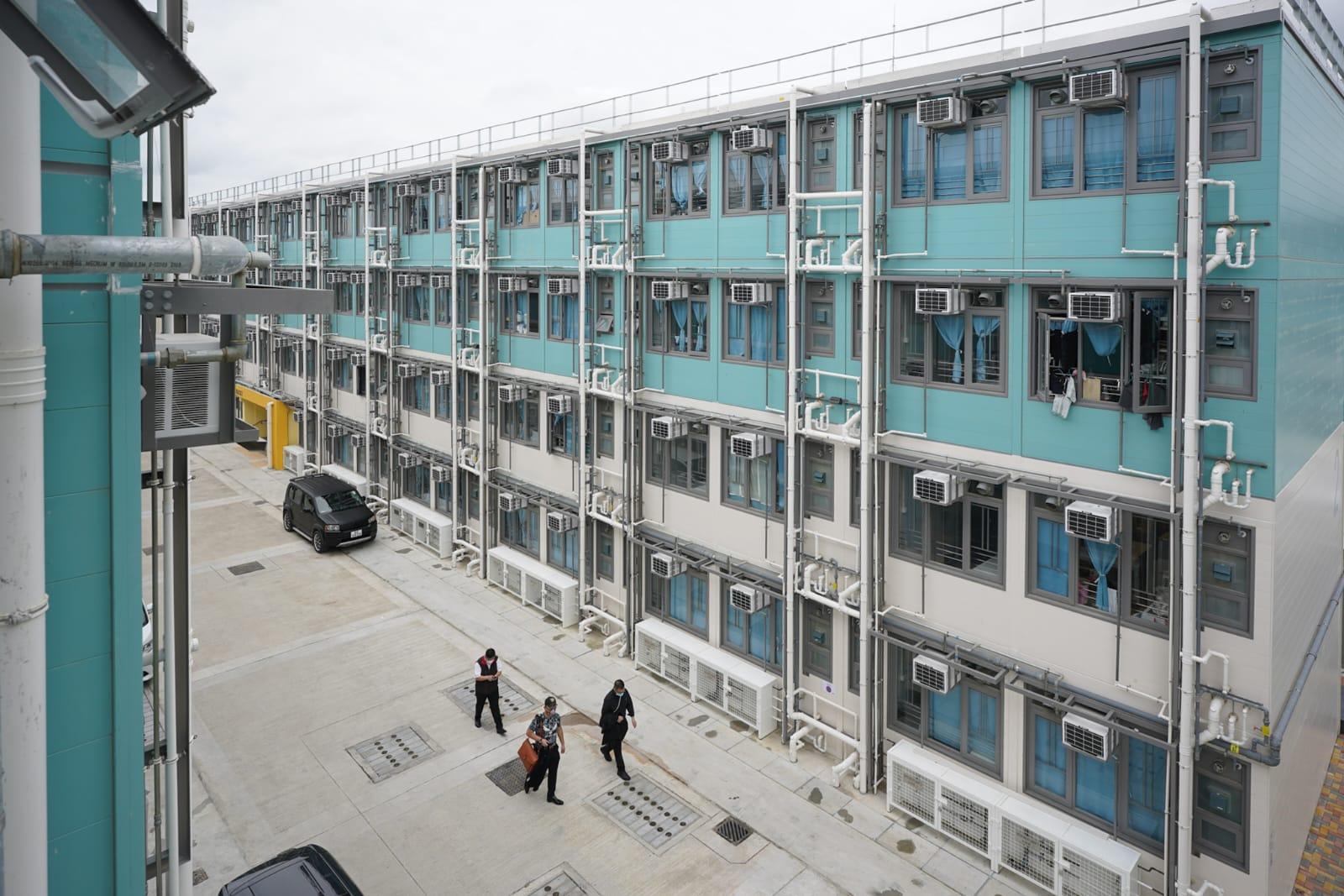 林鄭月娥及陳帆出席參觀元朗過渡性房屋項目「博愛江夏圍村」第一期單位。(李睿哲攝)