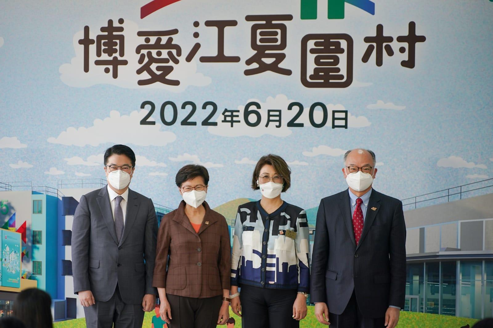 林鄭月娥及陳帆出席參觀元朗過渡性房屋項目「博愛江夏圍村」第一期單位。(李睿哲攝)