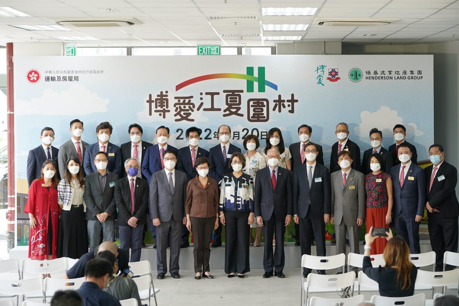 林鄭月娥及陳帆出席參觀元朗過渡性房屋項目「博愛江夏圍村」第一期單位。(李睿哲攝)