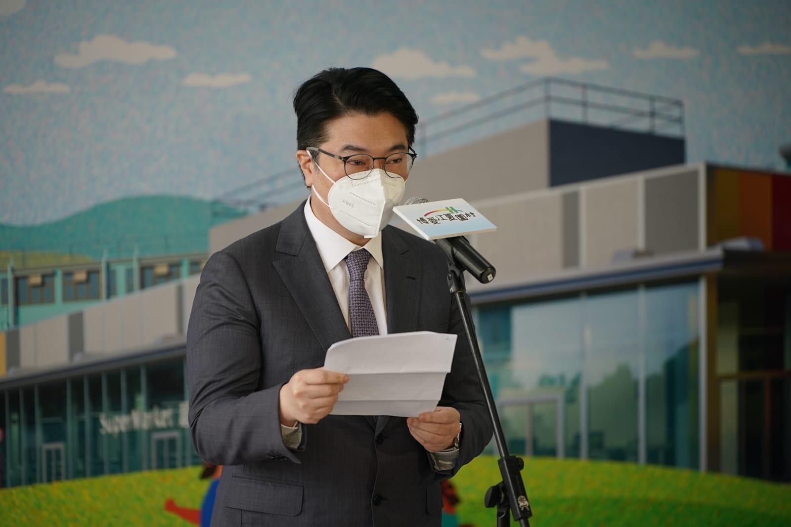 林鄭月娥及陳帆出席參觀元朗過渡性房屋項目「博愛江夏圍村」第一期單位。(李睿哲攝)