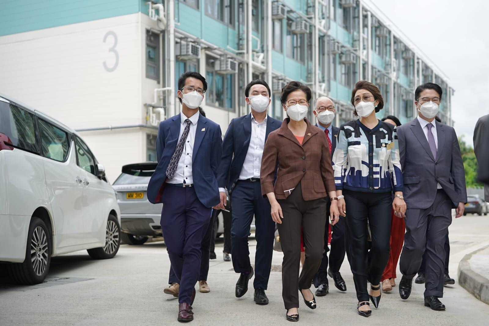 林鄭月娥及陳帆出席參觀元朗過渡性房屋項目「博愛江夏圍村」第一期單位。(李睿哲攝)