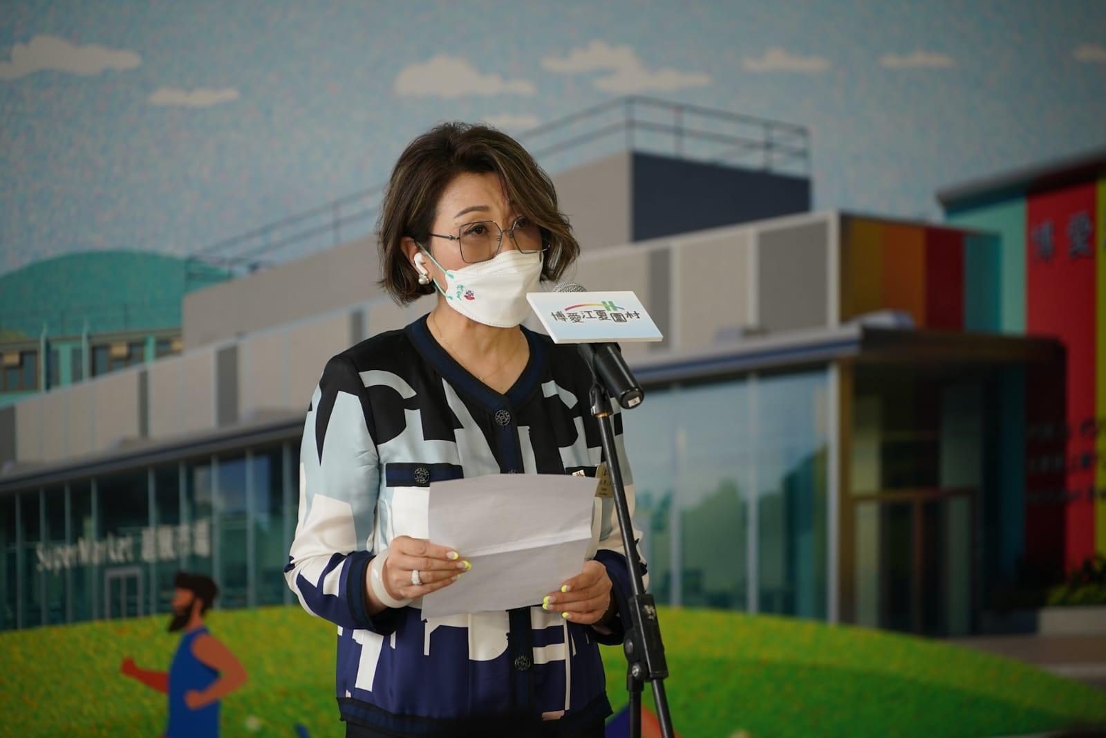 林鄭月娥及陳帆出席參觀元朗過渡性房屋項目「博愛江夏圍村」第一期單位。(李睿哲攝)