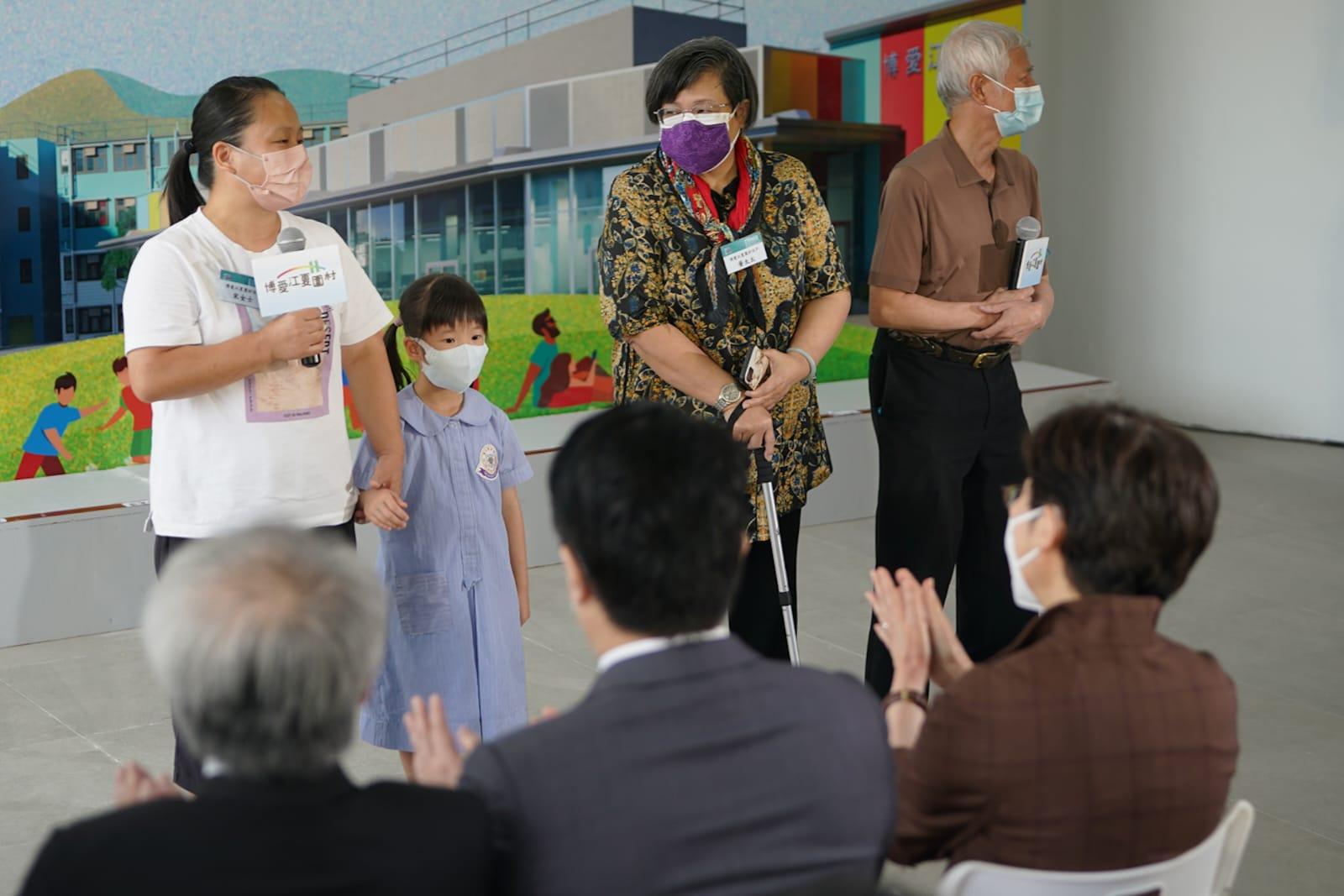 林鄭月娥及陳帆出席參觀元朗過渡性房屋項目「博愛江夏圍村」第一期單位。(李睿哲攝)