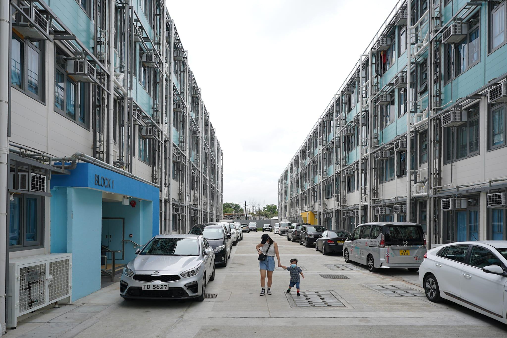 林鄭月娥及陳帆出席參觀元朗過渡性房屋項目「博愛江夏圍村」第一期單位。(李睿哲攝)