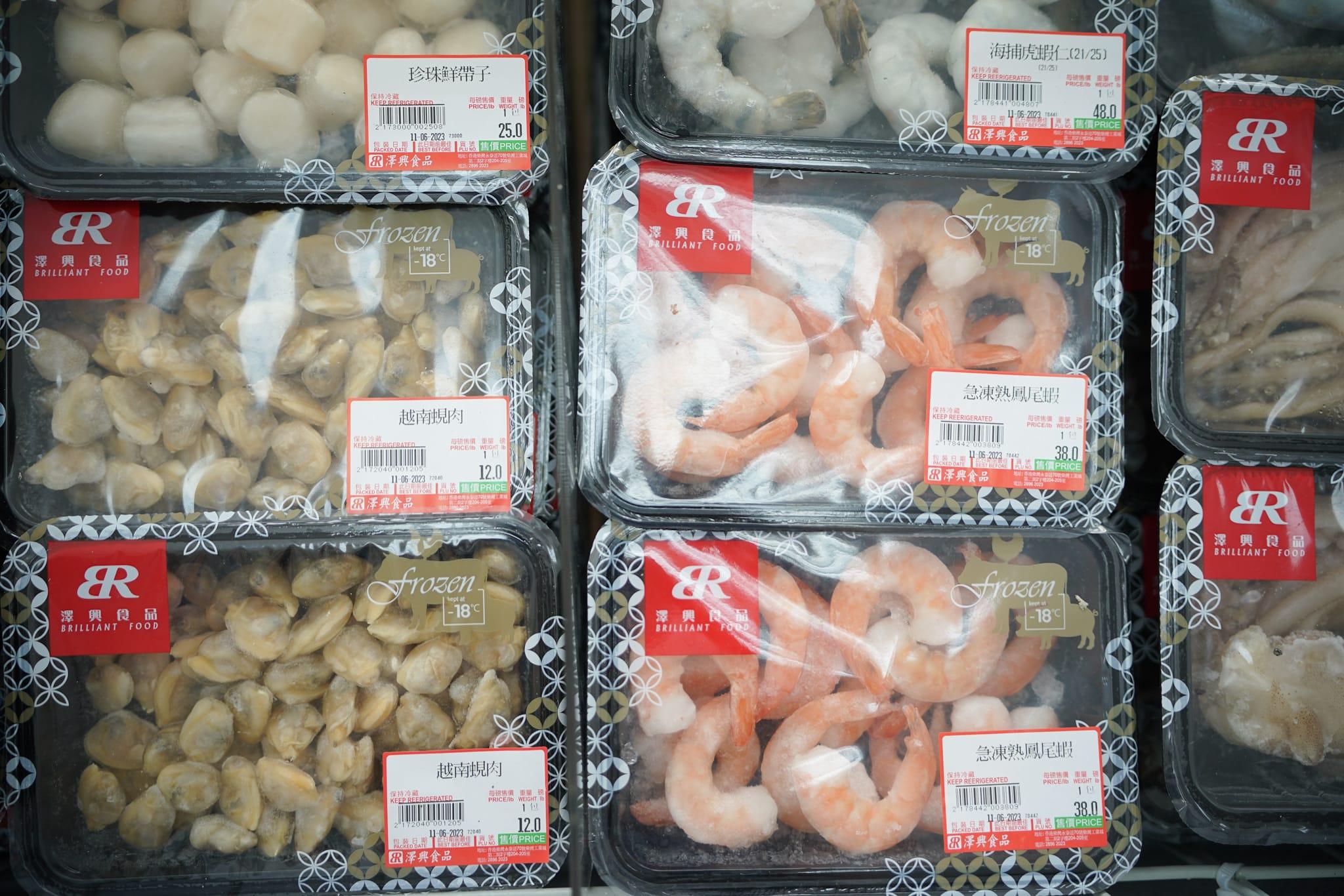 林鄭月娥及陳帆出席參觀元朗過渡性房屋項目「博愛江夏圍村」第一期單位。(李睿哲攝)