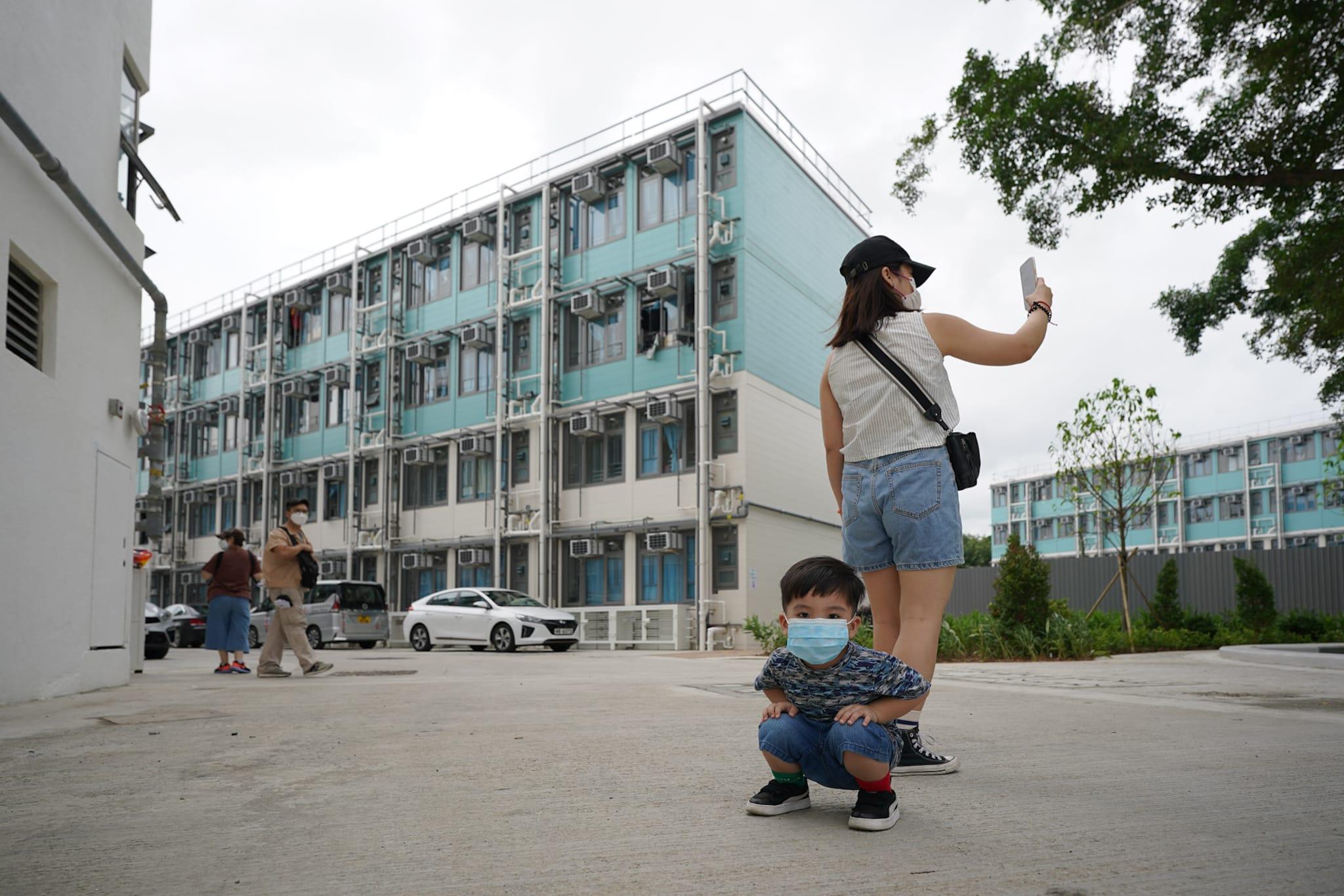 林鄭月娥及陳帆出席參觀元朗過渡性房屋項目「博愛江夏圍村」第一期單位。(李睿哲攝)