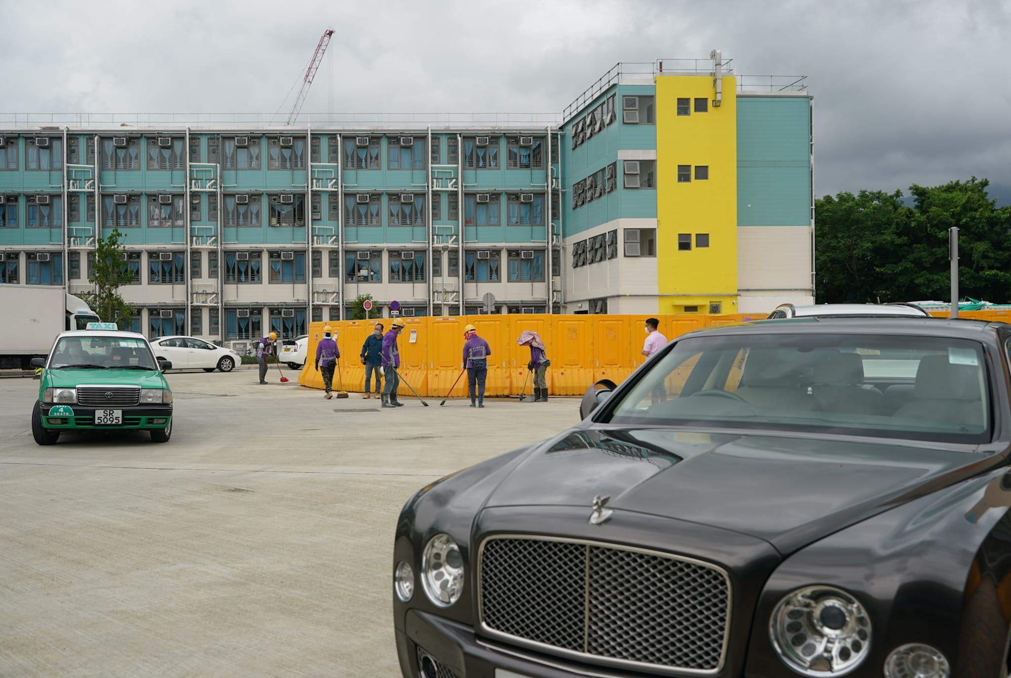 林鄭月娥及陳帆出席參觀元朗過渡性房屋項目「博愛江夏圍村」第一期單位。(李睿哲攝)
