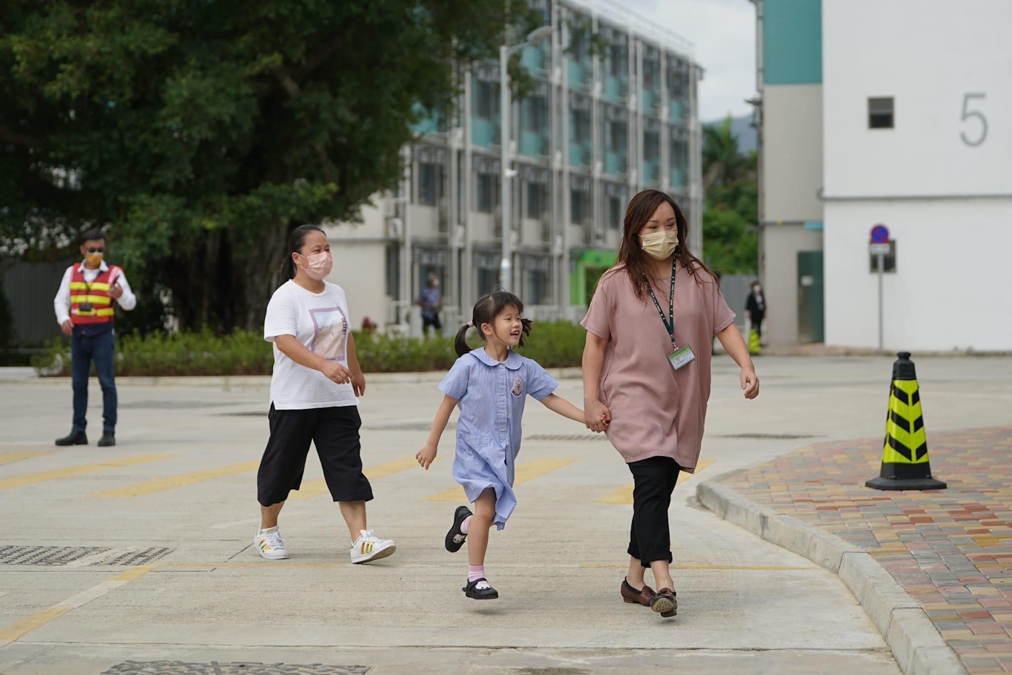 林鄭月娥及陳帆出席參觀元朗過渡性房屋項目「博愛江夏圍村」第一期單位。(李睿哲攝)