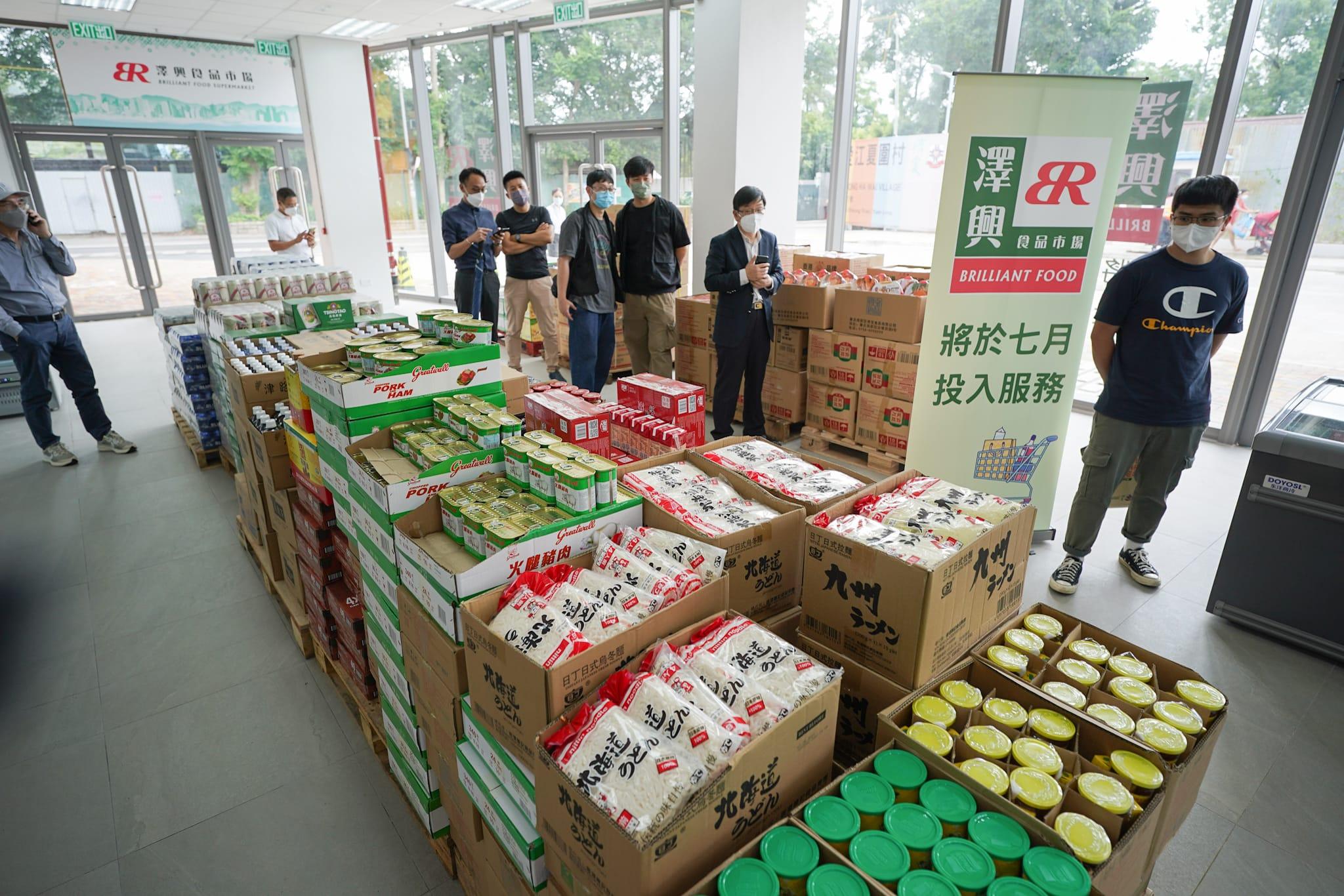 林鄭月娥及陳帆出席參觀元朗過渡性房屋項目「博愛江夏圍村」第一期單位。(李睿哲攝)