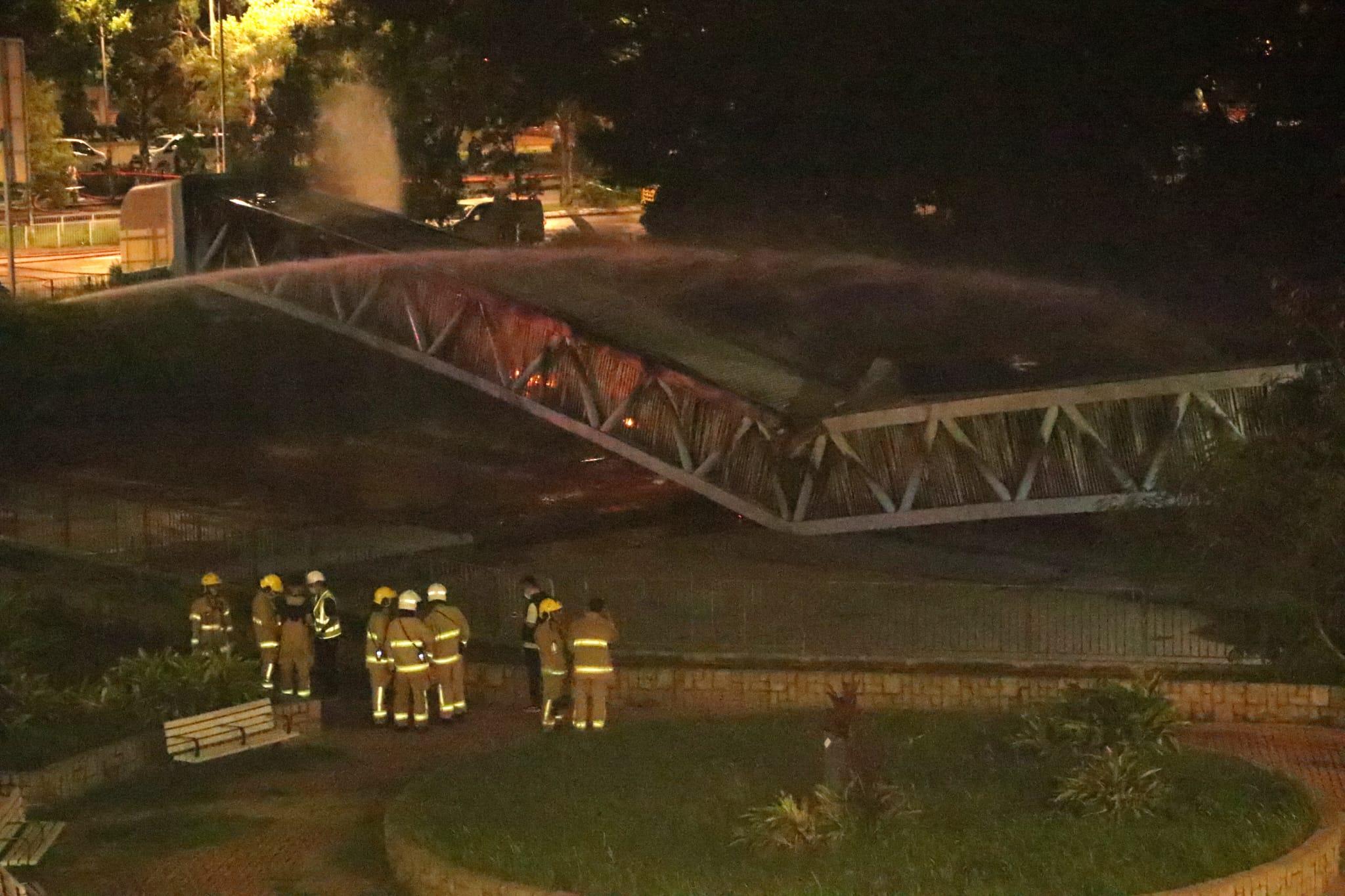 電纜橋被燒至屈曲。(林俊源攝)