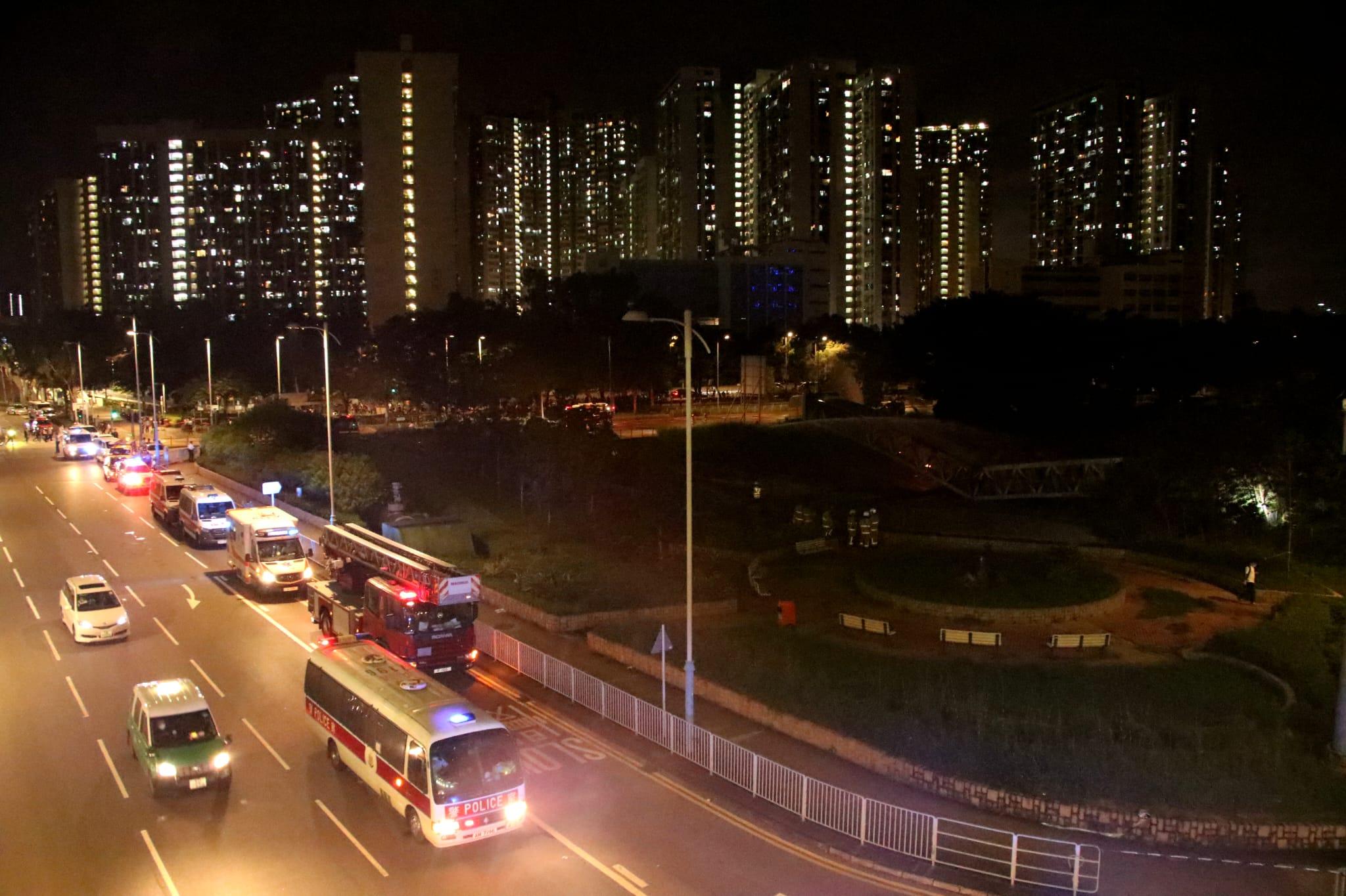 大批消防員及警員到場。(林俊源攝)