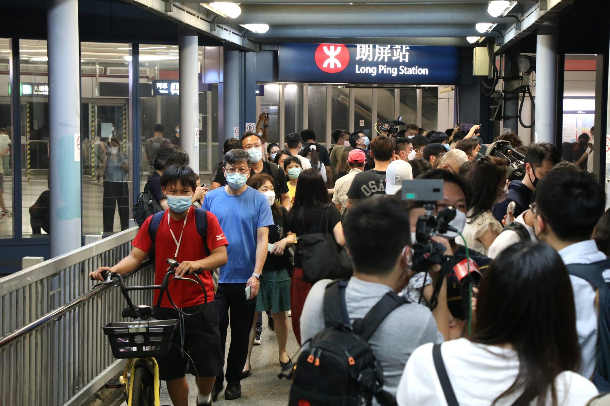 朗屏站擠滿到場採訪的記者。(林俊源攝)