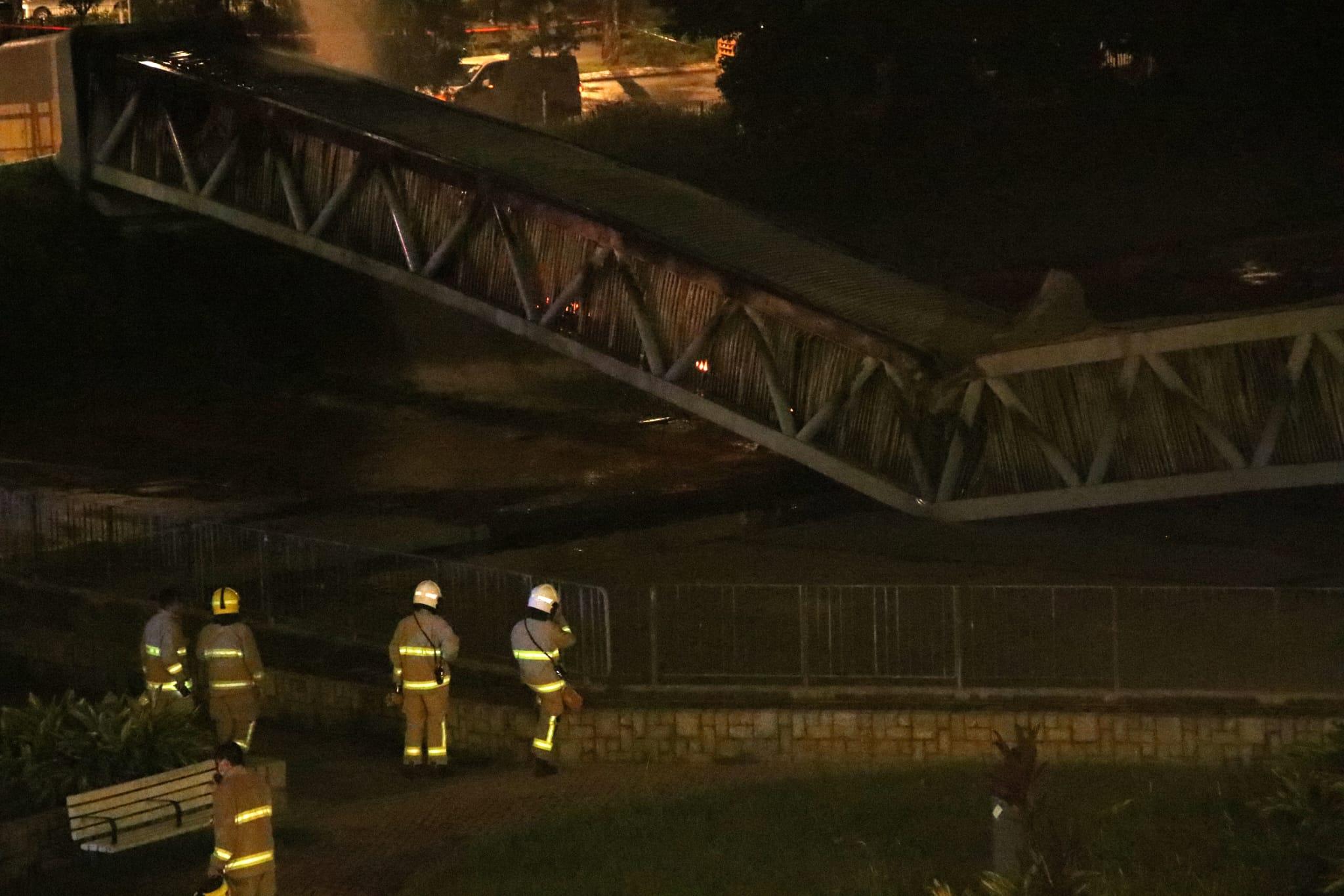 電纜橋被燒至屈曲。(林俊源攝)