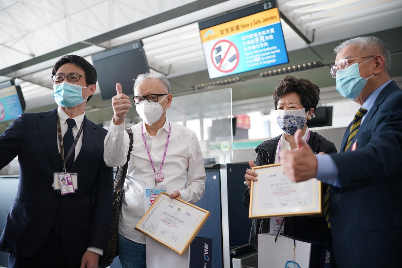 團友陳先生(左二)稱看到廣告後立即報名,想外出走走。