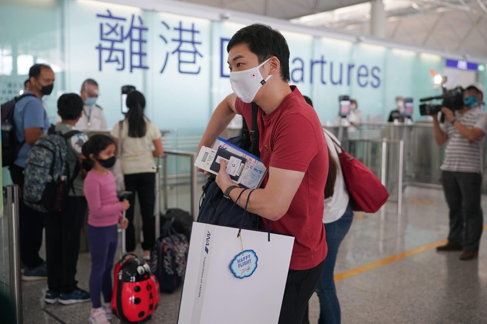 其中一位團友Louie戴上印有日本國旗的口罩,準備出發到日本旅遊