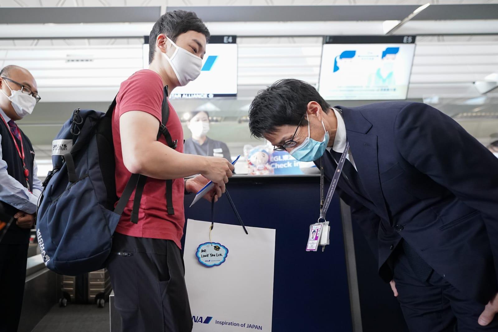 ANA全日空空港所長島田俊哉(右)向團友鞠躬