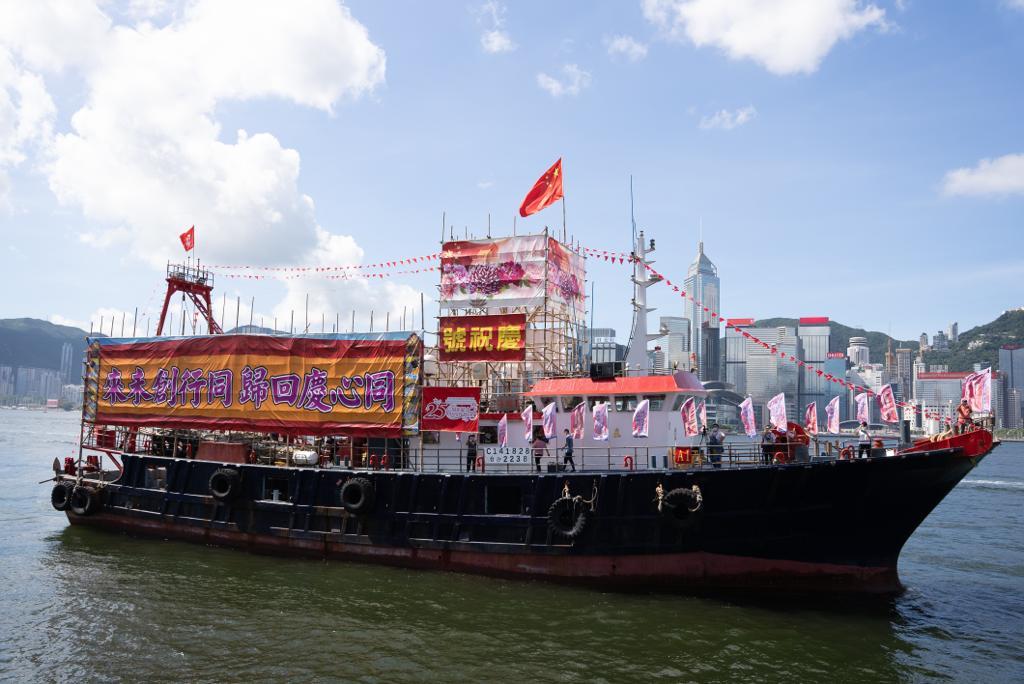 香港漁民團體聯會組織25艘大型漁船,今日早上在維港巡遊