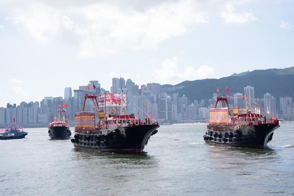 巡遊由尖沙咀出發,經西九文化中心、沿昂船洲對開往港島沿岸;再經西環、上環、中環,灣仔至北角、前往九龍方向;到達啟德及紅磡後,返回尖沙咀。