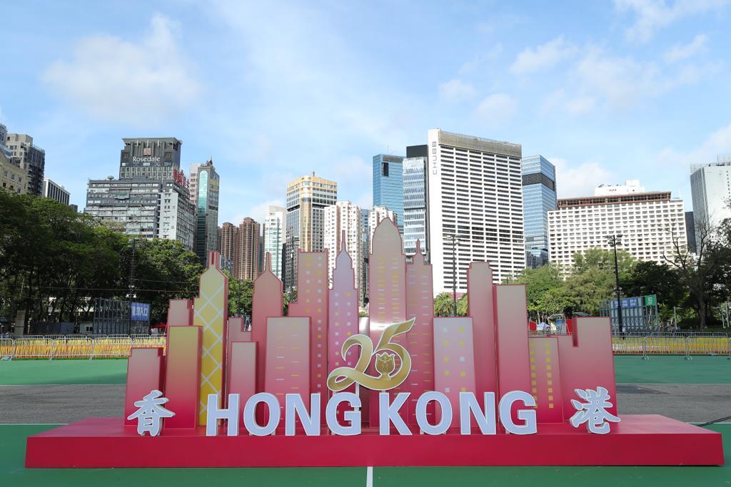 維園設置不同類型的大型裝置,供市民拍照