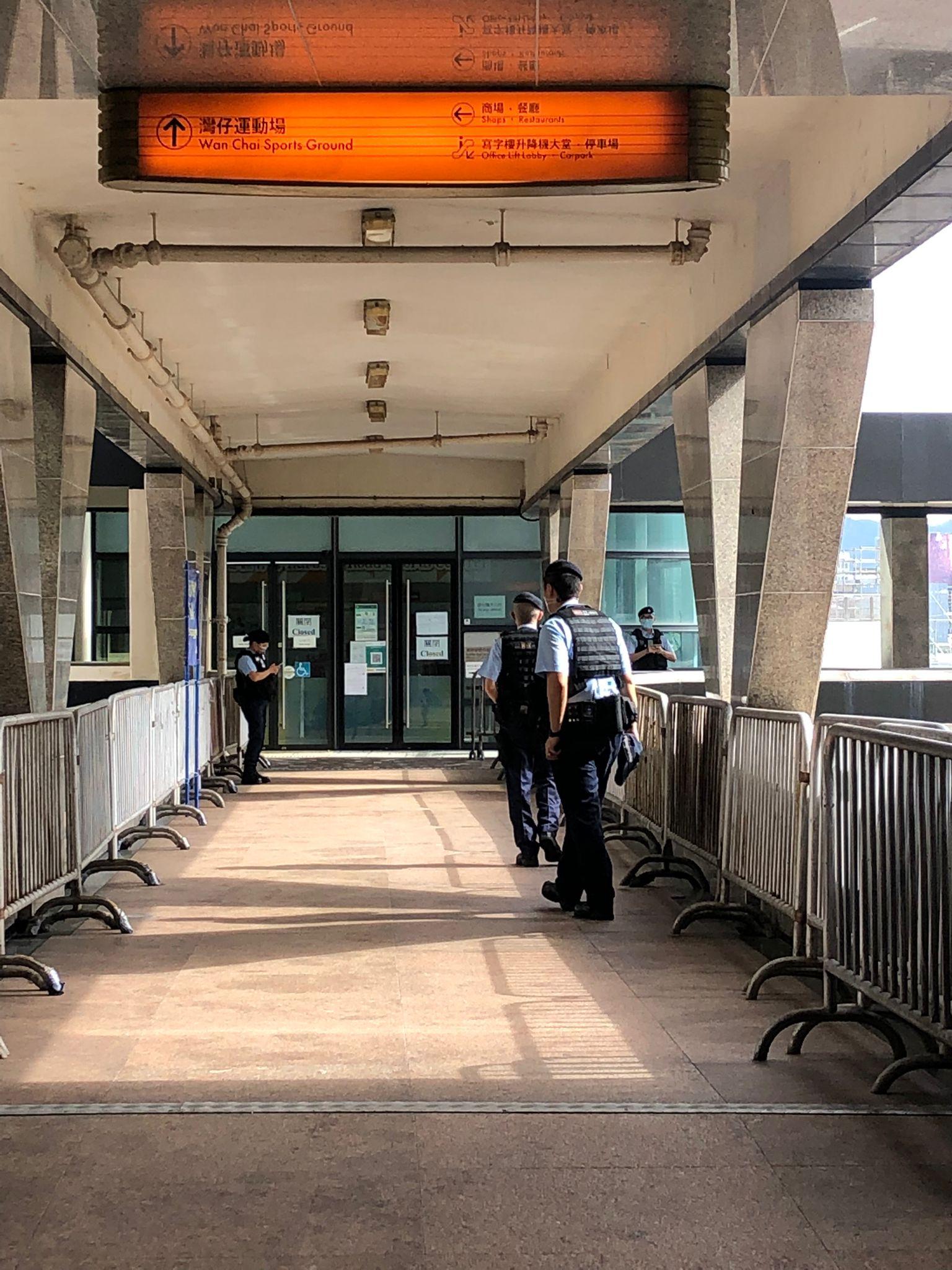 灣仔的一條天橋上亦有警員駐守。