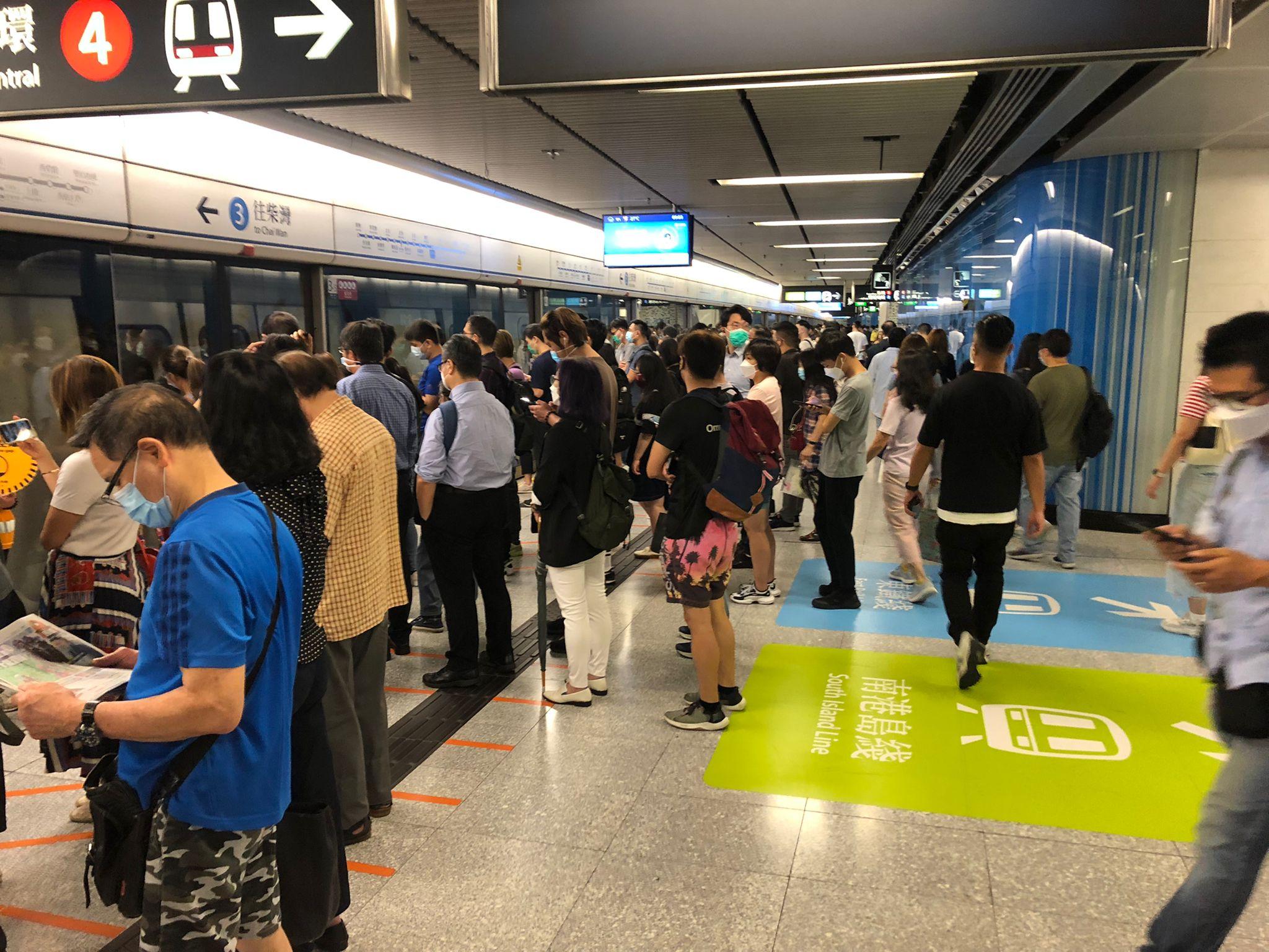 市民乘搭東鐵綫直達金鐘後,轉乘港島綫前往灣仔